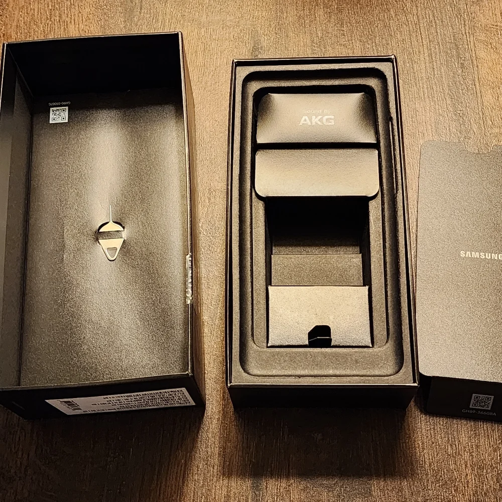 Samsung S20 Ultra 5G box with headphones - Picture 5 of 9